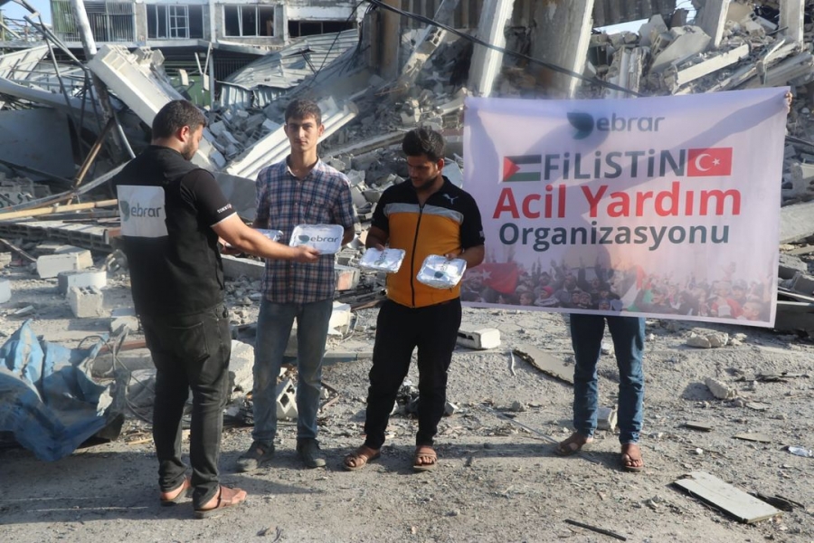Bağışlarınızla Gazzeli kardeşlerimize yemek ikramında bulunuyoruz.
